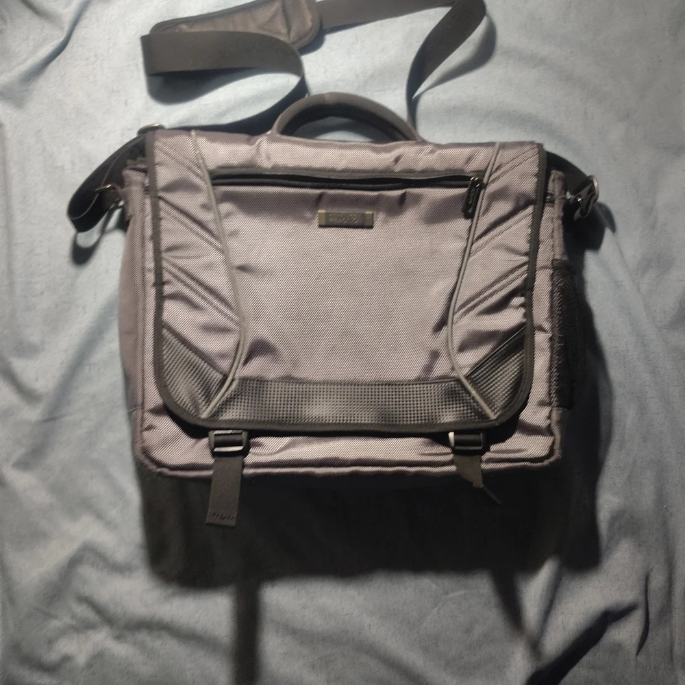 Kenneth Cole Reaction Gray Laptop Messenger Bag